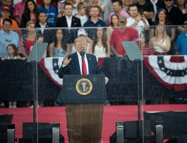 政治家在演讲台上使用提词器的真实场景照片